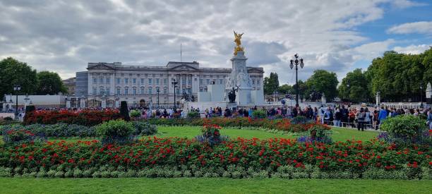 buckingham palace - london, vereinigtes königreich - elizabeth ii queen nobility british flag stock-fotos und bilder