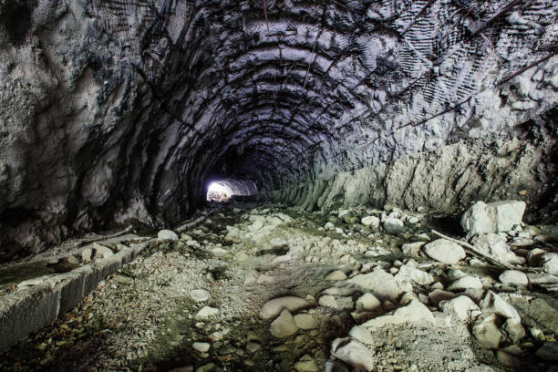 istock Dark dirty collapsed road tunnel 1424369156