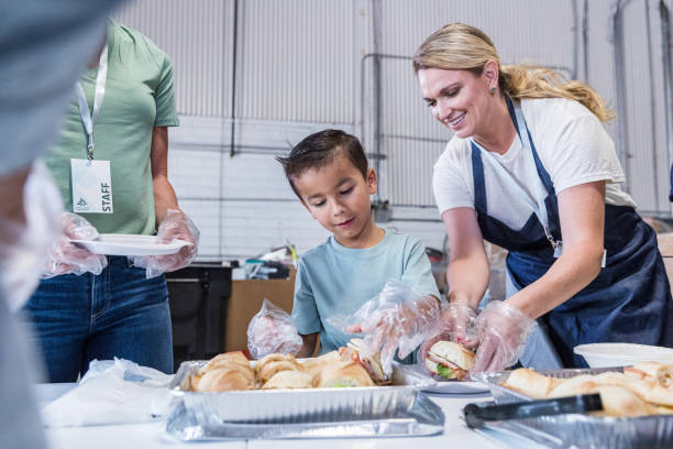 istock Mother and son volunteering 1424369174