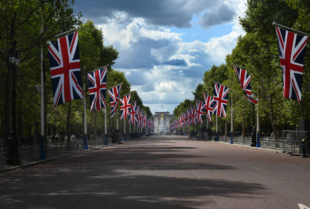 london - elizabeth ii queen nobility british flag stock-fotos und bilder