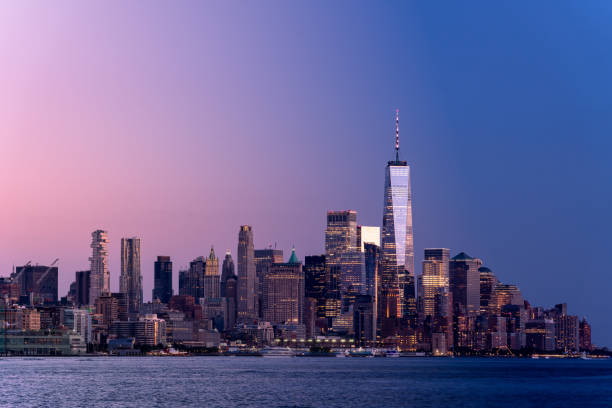 dramatischer blick auf lower manhattan in der abenddämmerung - lower manhattan skyline new york city city stock-fotos und bilder