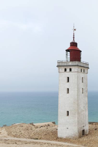 faro de rubjerg knude en dinamarca - løkken fotografías e imágenes de stock