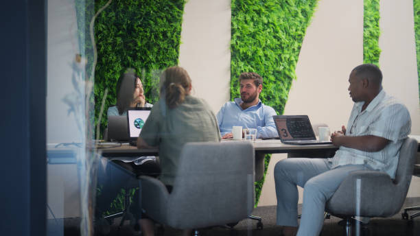 현대 사무실 작업 공간의 회의실에서 비즈니스 미팅을하는 비즈니스 사람들 - coffee board room office meeting 뉴스 사진 이미지