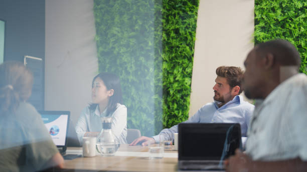 personas de negocios que tienen reuniones de negocios en la sala de reuniones en el espacio de trabajo de la oficina moderna - empresa de carácter social fotografías e imágenes de stock