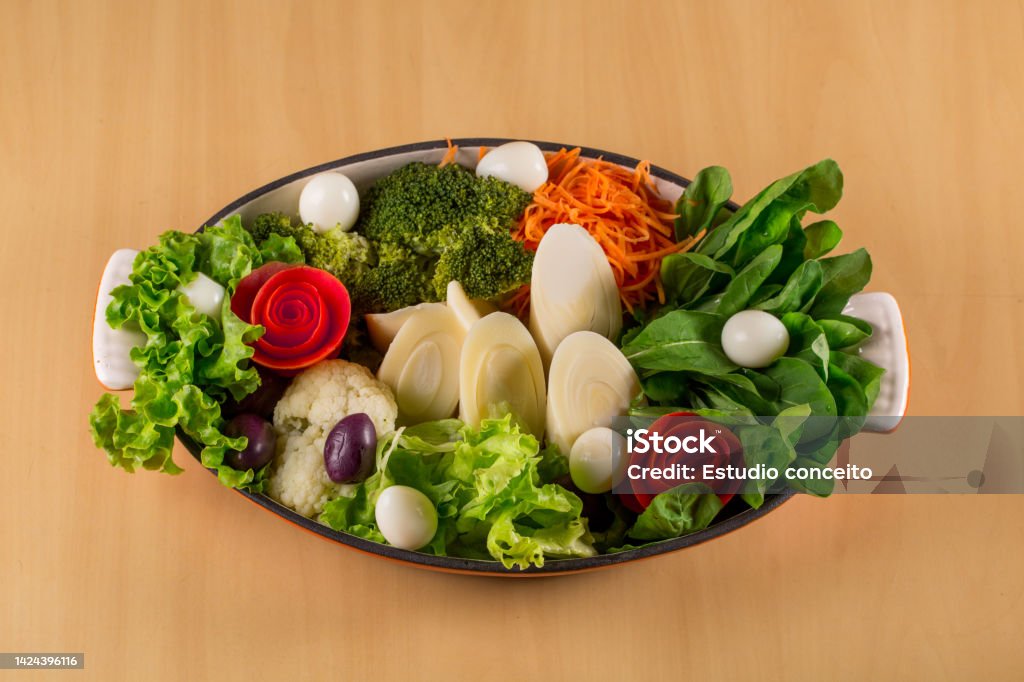 tomates de salada fresca, azeitonas, folhas verdes e palmitos. vista superior - Foto de stock de Palmito royalty-free tomates de salada fresca, azeitonas, folhas verdes e palmitos. vista superior - Foto de stock de Palmito royalty-free