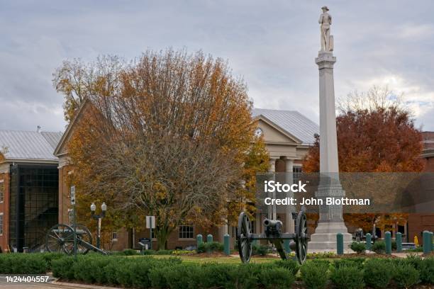 Williamson County Courthouse Stands Behind Civil War Era Bronze Canons Defending Monument To The Soldiers Who Died In The Battle Of Franklin On The Franklin Public Square Stock Photo - Download Image Now