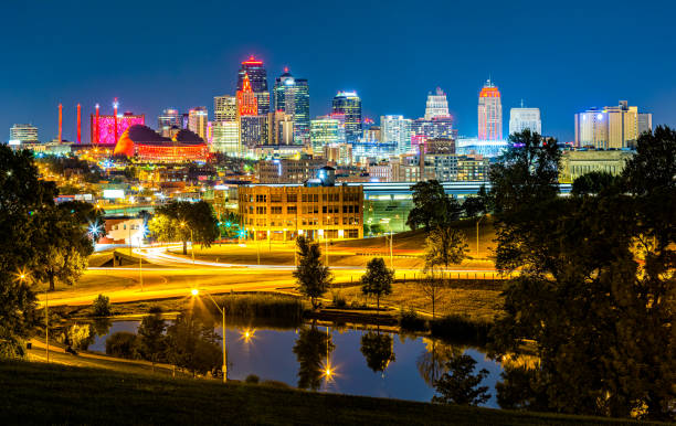 paysage urbain de kansas city de nuit - kansas city missouri photos et images de collection