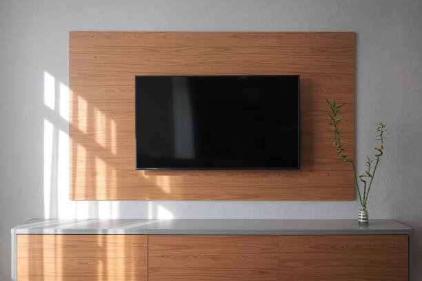 grande télévision sur un panneau de bois au mur - man made structure high definition television domestic room living room photos et images de collection