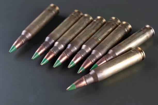 5.56x45mm 나토 ss109/m855 카트리지 (나토: ss109; 미국: m855) 표준 62 gr. 잡지에 적재된 강철 관통기를 가진 납 중핵 탄환 - bullet belt ammunition cartridge 뉴스 사진 이미지