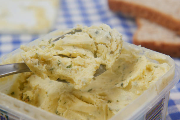 흰색 바탕에 용기에 신선한 마늘 버터 - butter dairy product fat food 뉴스 사진 이미��지