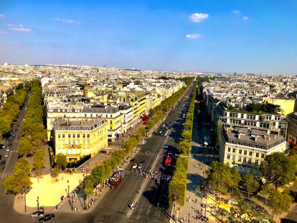 istock Paris city center 1424446027