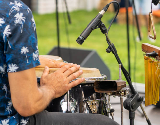 baterista tocando bateria com as mãos no palco de perto - rythm - fotografias e filmes do acervo