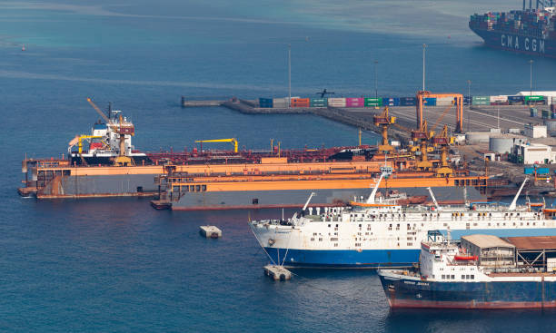 порт джидды, вид с воздуха с грузовых судов и сухих доков - public building blue channel travel стоковые фото и изображения