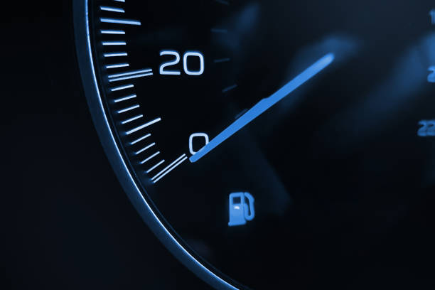 symbole de carburant sur le tableau de bord de la voiture moderne - odometer speedometer car battery motor vehicle photos et images de collection