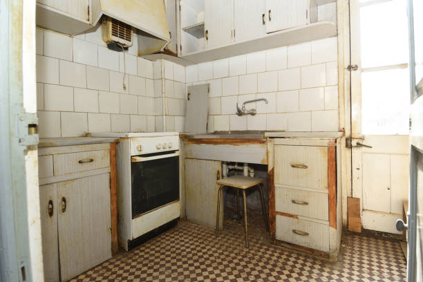 istock dirty and messy house 1424534171