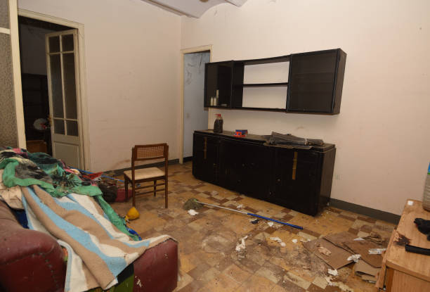 istock dirty and messy house 1424534216