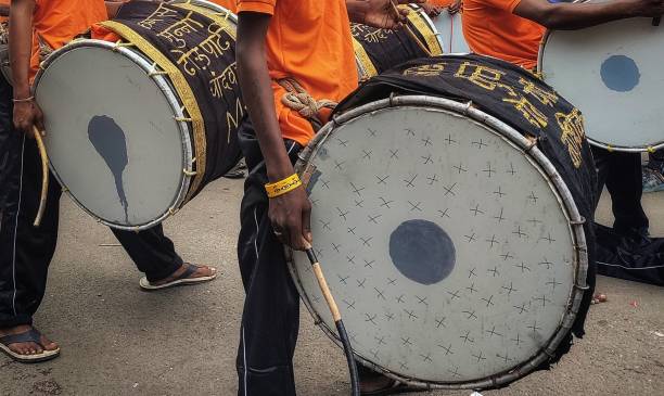 dhol tasha pathak świętuje festiwal ganapati visarjan. dhol tasha pathak na ulicach kolhapur. - happy group zdjęcia i obrazy z banku zdjęć