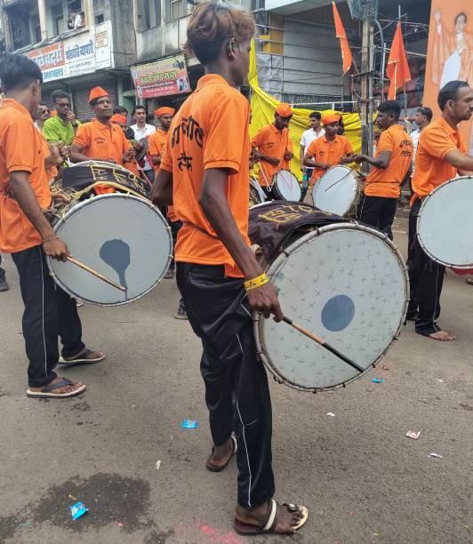 dhol tasha pathak świętuje festiwal ganapati visarjan. dhol tasha pathak na ulicach kolhapur. - happy group zdjęcia i obrazy z banku zdjęć