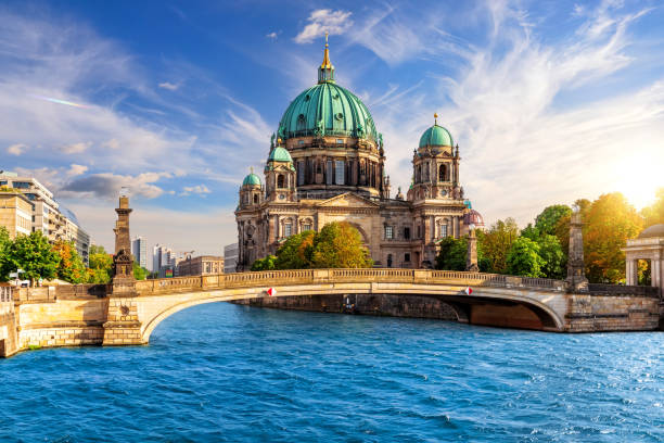 catedral atraente ou berliner dom na ilha do museu sobre o rio spree, alemanha - catedral de berlim - fotografias e filmes do acervo
