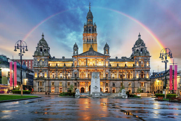 rainbow over glasgow city chambers and george square, scotland - uk - glasgow stockfoto's en -beelden