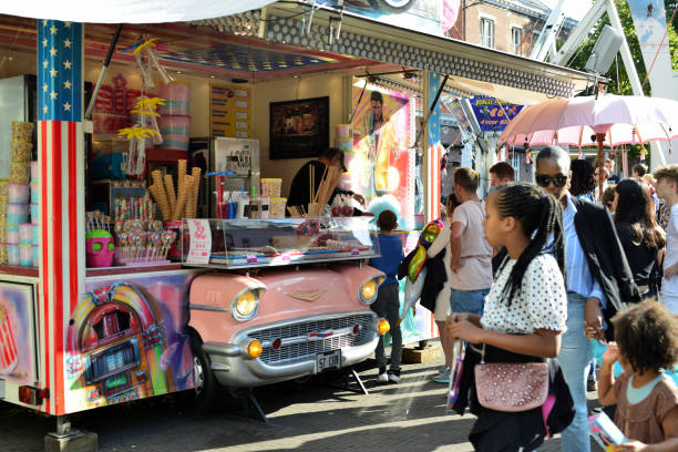 atracción del recinto ferial de lovaina 2022 plaza herbert hoover - carousel merry go round child african descent fotografías e imágenes de stock