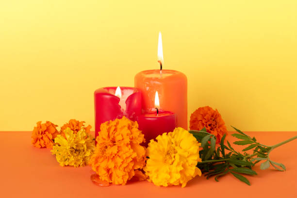 キャンドルとマリーゴールドの花。死んだ概念の日ディアデロスムエルトス。祭壇の装飾.コピースペース - altar ストックフォトと画像
