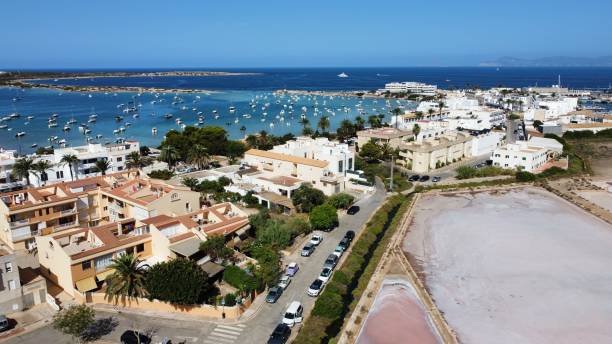 stadt und hafen von la savina, formentera, balearen, spanien - insel formentera stock-fotos und bilder