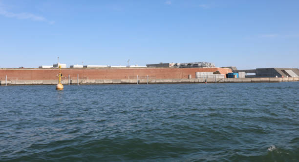 represa chamada mose para proteger a ilha de veneza no norte da itália das inundações do mar adriático - dam venice italy mediterranean sea italy - fotografias e filmes do acervo