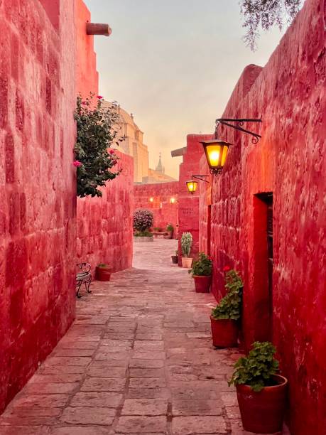 밤에 붉은 벽이 있는 산타 카탈리나 수도원, 아레키파, 페루 - peru arequipa monastery convent 뉴스 사진 �이미지