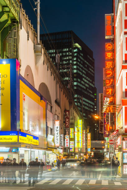 tokio tráfico de peatones en las calles nocturnas de neón de akihabara japón - shiodome urban scene blurred motion tokyo prefecture fotografías e imágenes de stock