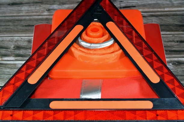 Car safety measures of warning foldaway reflective road hazard warning triangle, safety vest with reflective stripes, car traffic cone and phosphorescent reflective stickers, selective focus of vehicles' safety measures medidas de seguridad para automóviles de advertencia de triángulo de advertencia de peligro de carretera reflectante plegable, chaleco de seguridad con rayas reflectantes, cono de tráfico de automóviles y pegatinas reflectantes fosforescentes
