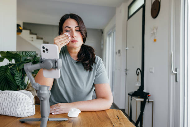 istock Influencer rating a new product 1424598973