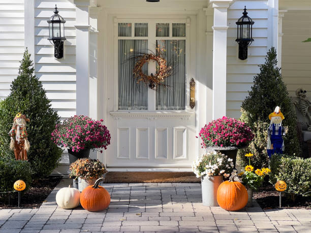 residential autumn landscaping decor. pumpkins, gourds and mum decorate the home entrance. - home decorating fotos imagens e fotografias de stock