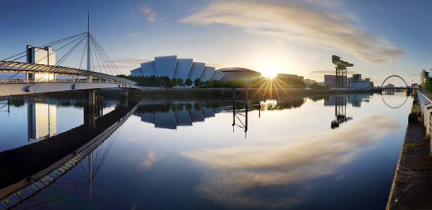 glasgow cityscape al amanecer, panorama del horizonte con reflecion en río con sol, escocia - reino unido - scottish music fotografías e imágenes de stock
