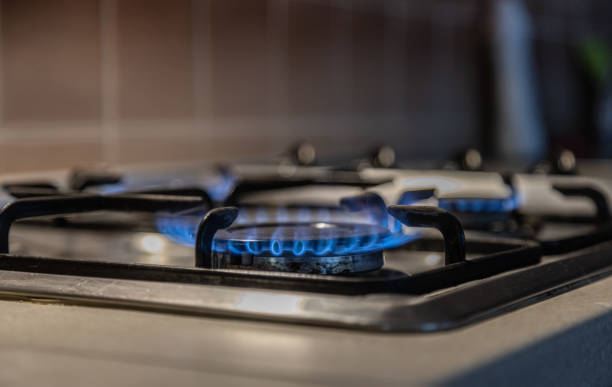 brûleurs de cuisinière à gaz en gros plan, cuisinière à gaz, flammes à gaz brûlantes - natural gas gas burner flame photos et images de collection