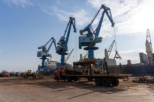 The machinery, equipment and vehicles at the port are being unloaded under heavy load