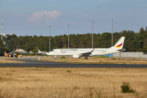 aéroport de francfort fraport - embraer e190lr de german airways (livrée frankfurt galaxy) - frankfurt galaxy photos et images de collection