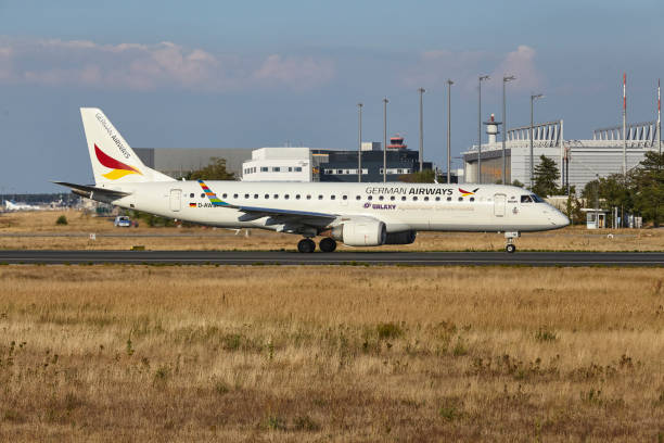 aéroport de francfort fraport - embraer e190lr de german airways (frankfurt galaxy livery) décolle - frankfurt galaxy photos et images de collection