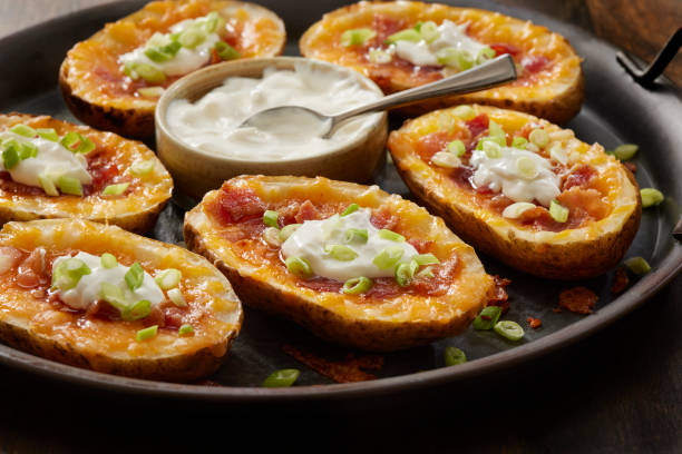 загруженные картофельные шкуры - potato skin стоковые фото и изображения