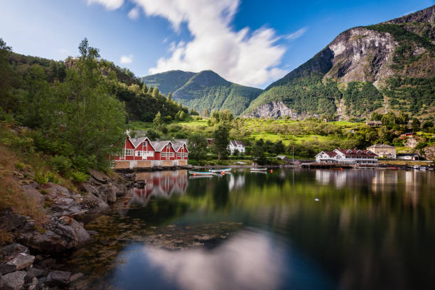 reflets des maisons et du flanc de la montagne dans le village de flam, norvège - sognefjord photos et images de collection