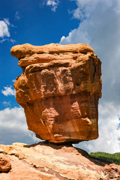 balanced rock in the garden of the gods, colorado. - travel famous place balanced rock beauty in nature imagens e fotografias de stock