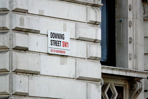 un gros plan du panneau downing street sur le mur d’un immeuble à westminster, londres, royaume-uni. - whitehall street downing street city of westminster uk photos et images de collection