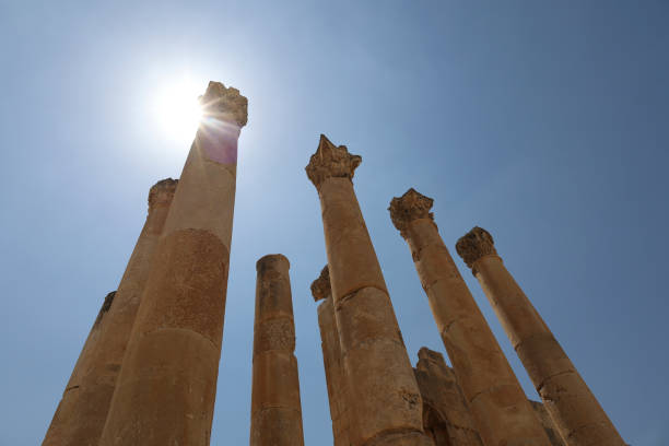 griechisch-römische ruinen von säulen, die vor blauem himmel gut erhalten sind - greco roman fotos stock-fotos und bilder