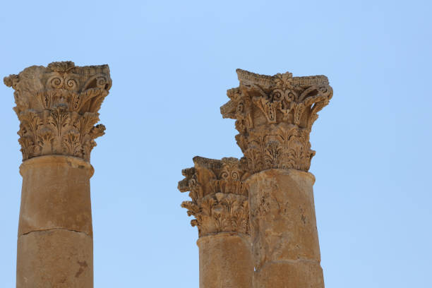 nahansicht der griechisch-römischen hauptstädte vor blauem himmel - greco roman fotos stock-fotos und bilder