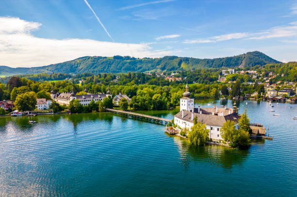 schloss ort (ou schloss orth) est un château autrichien situé dans le lac traunsee, à gmunden. vue aérienne par drone. - salzkammergut photos et images de collection