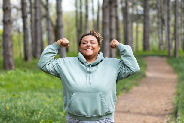 orgullosa mujer de talla grande en su viaje de pérdida de peso - mature adult sadness overweight women fotografías e imágenes de stock