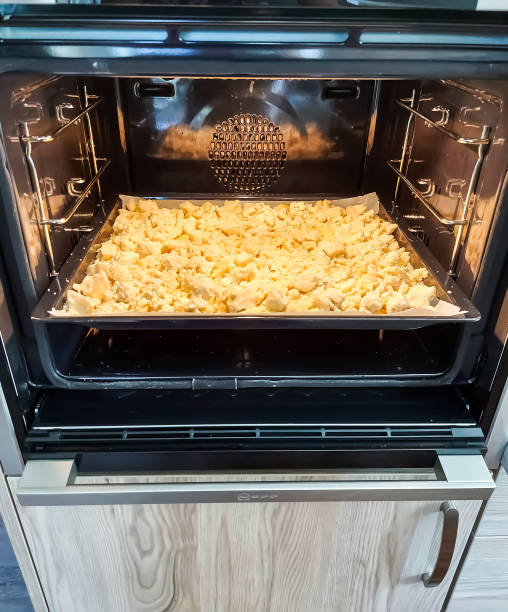 istock Crumb cake with apple in an oven 1424653125