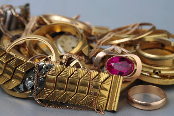 귀금속 조각. 오래되고 부서진 보석, 금도금 시계와 금도금 시계가 더미에 놓여 있습니다. - gold jewelry scrap metal broken 뉴스 사진 이미지