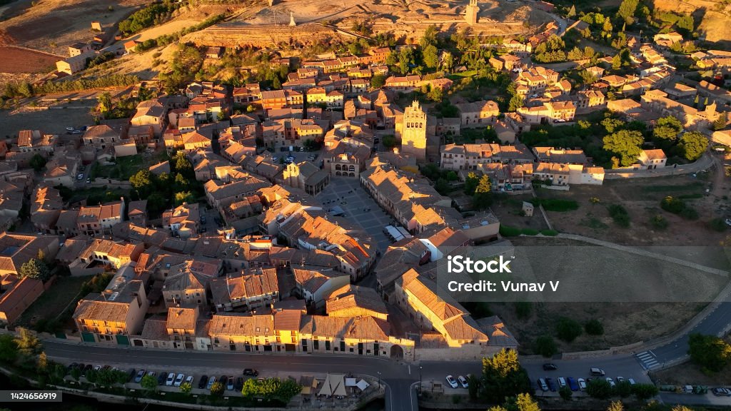 Luftaufnahme Des Hauptplatzes Der Mittelalterlichen Stadt Ayllon In Der