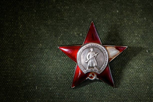 orden estrella roja sobre fondo verde, rusia. antigua medalla militar rusa - veteran world war ii armed forces military fotografías e imágenes de stock